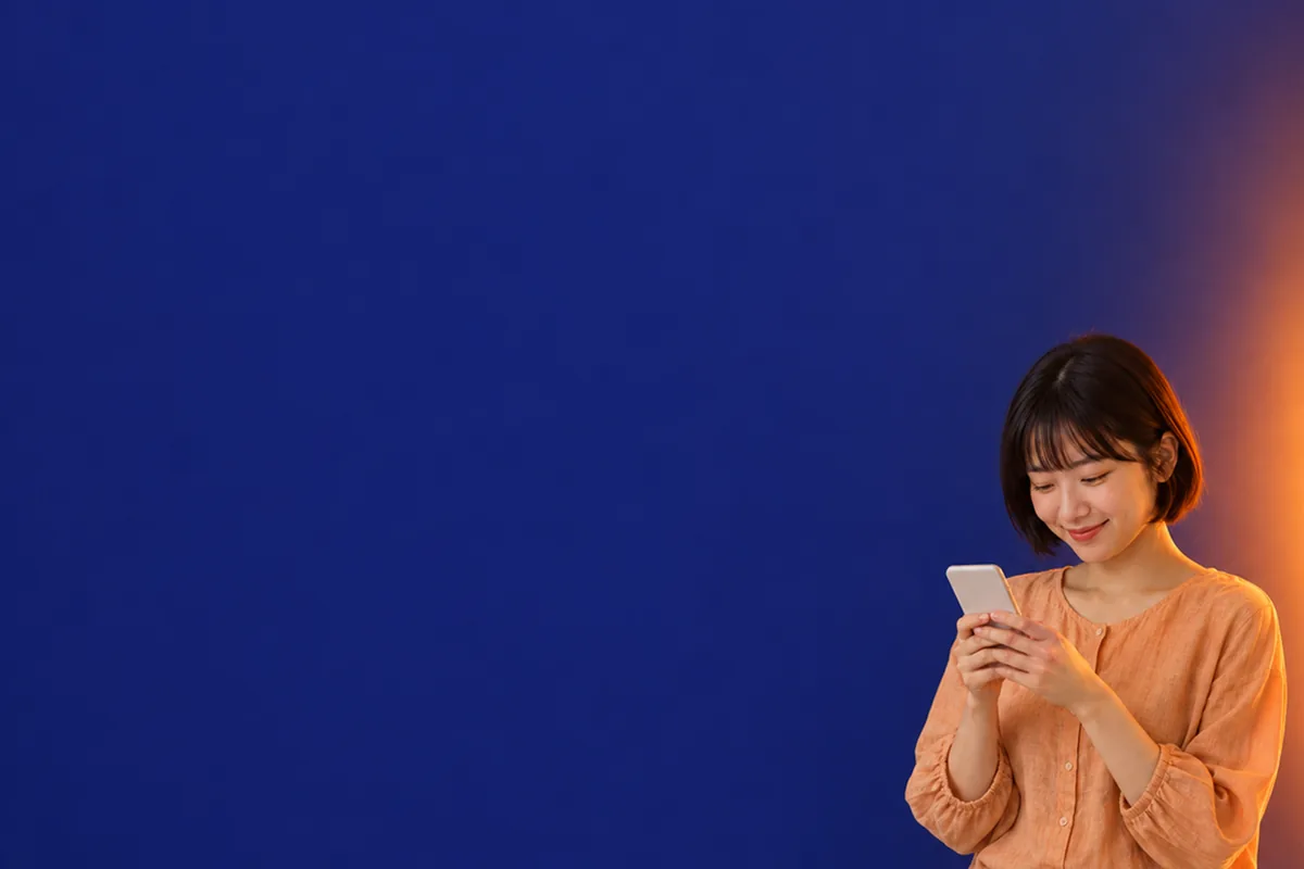 컨텐츠이용료 결제 휴대폰과 영수증 종이를 함께 든 손 24시 바로